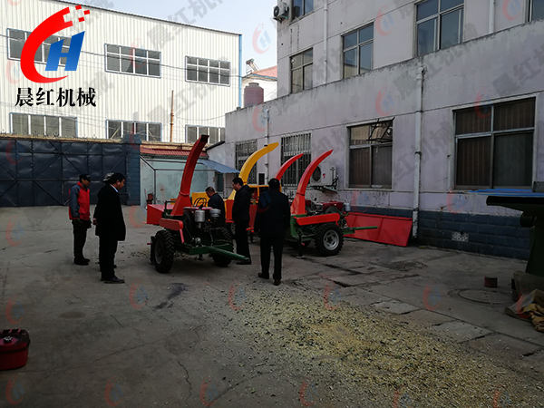 陜西客戶(hù)來(lái)廠購(gòu)買(mǎi)小樹(shù)枝粉碎機(jī)